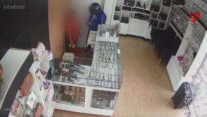 VÍDEO: assaltante invade joalheria armado, mas sai sem levar nada do local