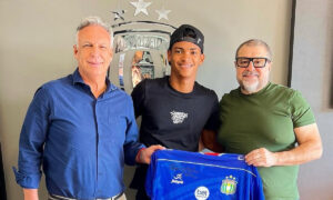 Hulk reage ao primeiro contrato profissional do sobrinho