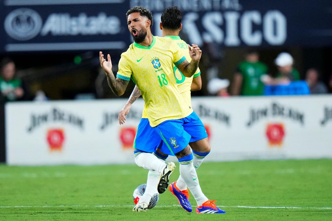 Douglas Luiz em campo pela Seleção Brasileira