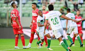 América vence CRB de virada e é líder isolado da Série B