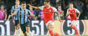 Internacional vence clássico no Couto Pereira e mantém Grêmio no Z4 do Brasileirão