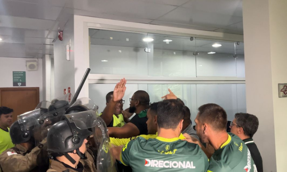 Árbitro detalha expulsão de Moisés e confusão da diretoria após América x Avaí