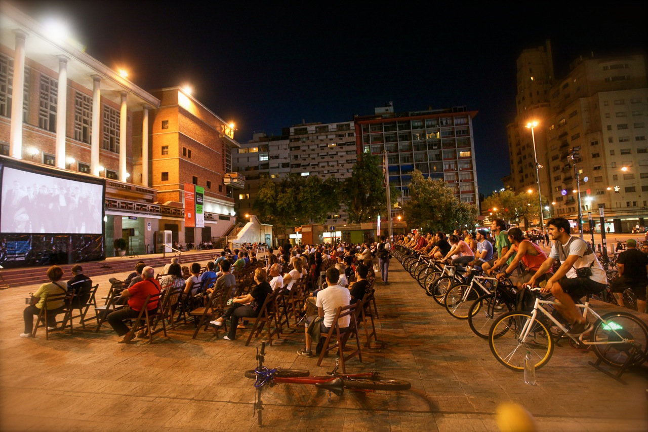 BikeCine oferece cinema ao ar livre e com energia limpa em Fabriciano