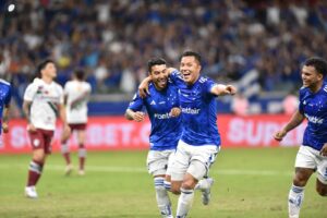 Comentarista da ESPN exalta lateral do Cruzeiro: ‘Um dos melhores jogadores da Série A’