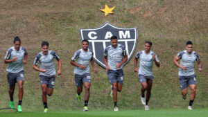 Lemos, Igor Gomes, Robert, Kardec, Pedrinho e Paulinho correndo (foto: Paulo Henrique França / Atlético)