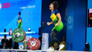 Laura Amaro em competição pelo levantamento de peso (foto: All Things Gym)