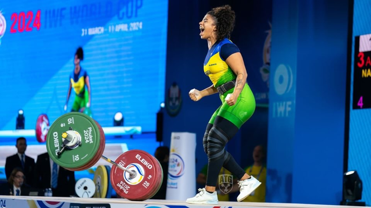 Laura Amaro em competição pelo levantamento de peso (foto: All Things Gym)