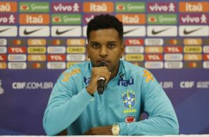 Rodrygo deu entrevista coletiva neste sábado (foto: Rafael Ribeiro/CBF)