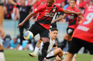 Fernandinho tenta o arremate para o Athletico (foto: Divulgação/Athletico)