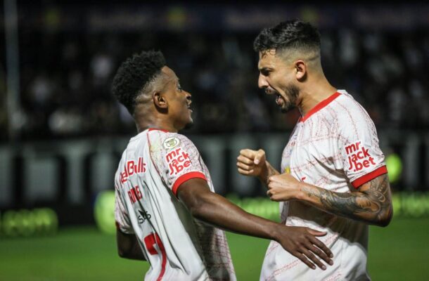 Jogadores do Bragantino comemoram gol no triunfo sobre o Vitória (foto: Ari Ferreira/Bragantino)