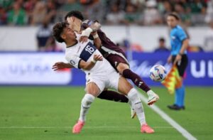 jogadores de Equador e México, pela Copa América (foto: Chris Coduto/AFP via Getty Images)