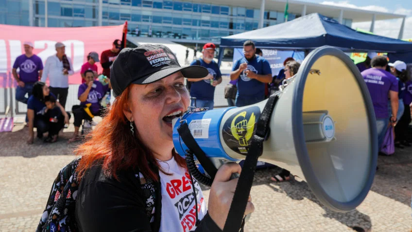 MEC aceita revogar portaria se professores de federais acabarem greve