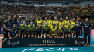 Elenco do Praia Clube na fina da Superliga Feminina 2024 (foto: Patricy Albuquerque/Dentil Praia Clube)