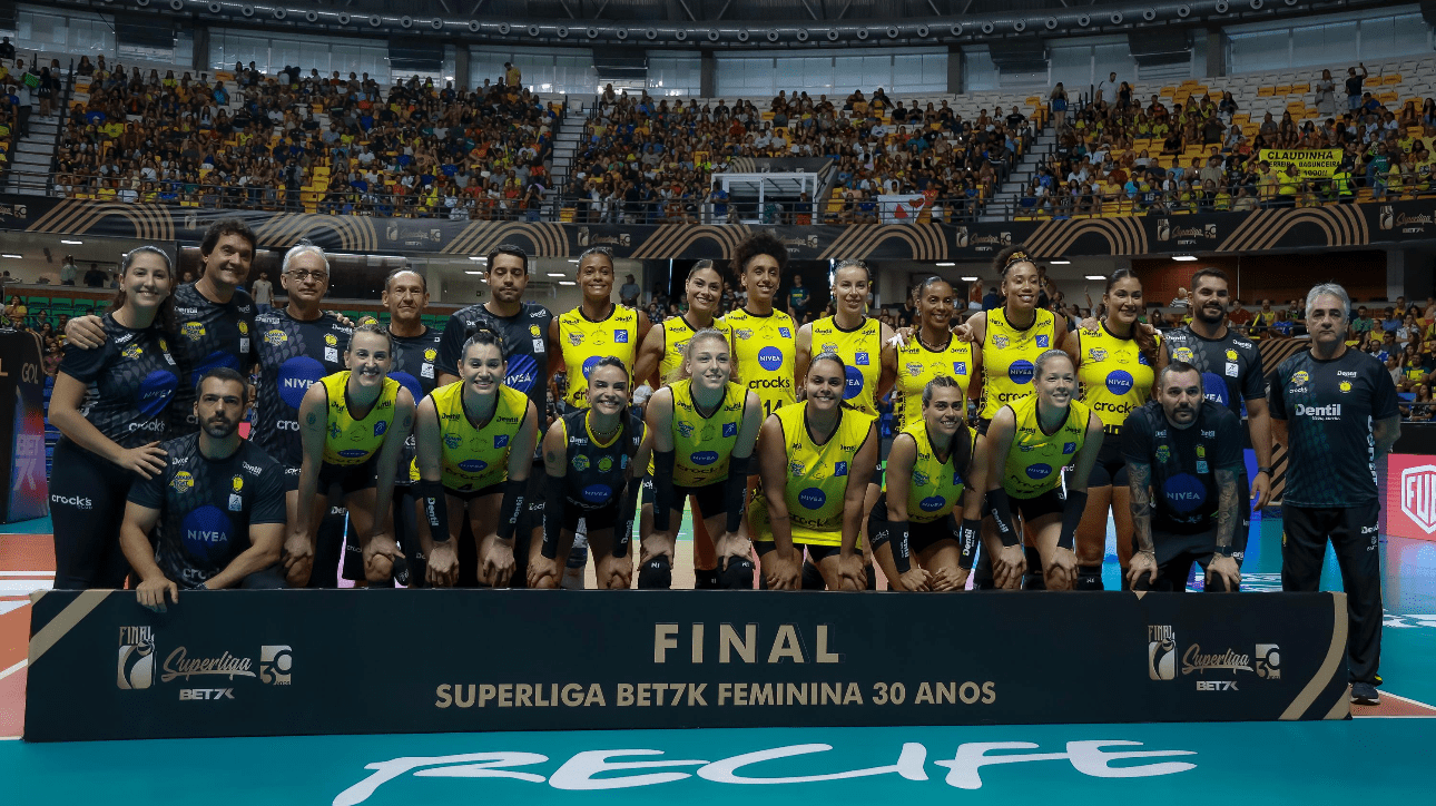 Elenco do Praia Clube na fina da Superliga Feminina 2024 (foto: Patricy Albuquerque/Dentil Praia Clube)