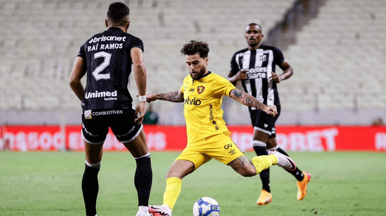 Jogadores de Ceará e Sport, em partida pela 11ª rodada da Série B (foto: Paulo Paiva/Sport)