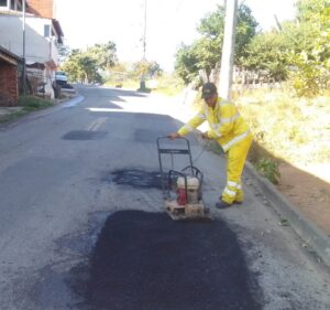 Prefeitura de Ipatinga mantém três equipes mobilizadas em operação tapa-buracos