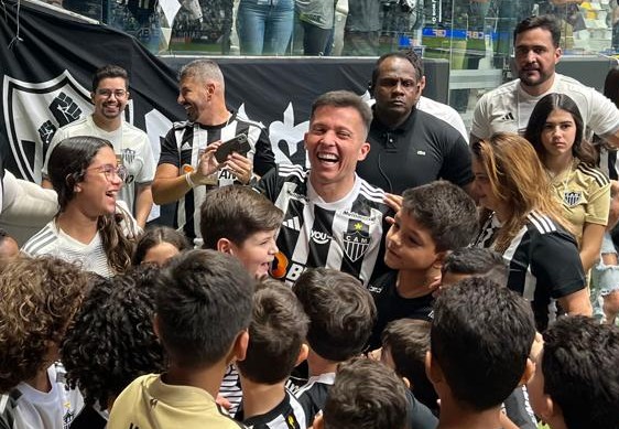 Bernard é tietado por torcedores do Atlético em apresentação na Arena MRV (foto: Edésio Ferreira/EM/D.A Press)