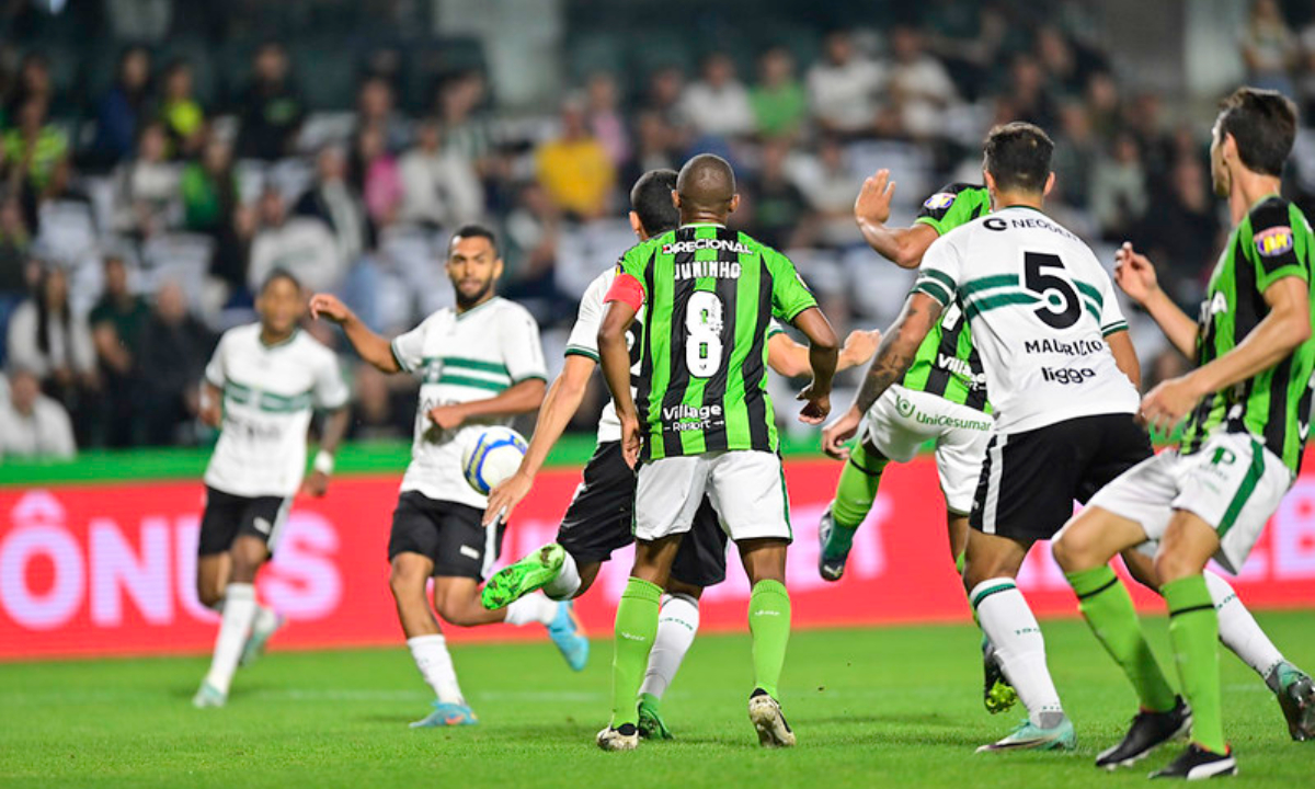 Coritiba e América em jogo pela Série B (foto: Mourão Panda/América)