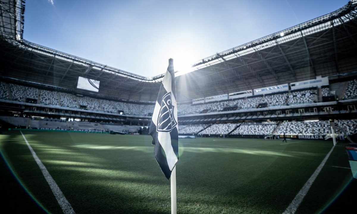 Bandeira de escanteio com símbolo do Atlético na Arena MRV (foto: Pedro Souza/Atlético)