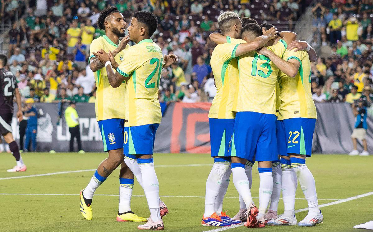 Seleção Brasileira comemora gol na vitória por 3 a 2 em amistoso disputado contra o México, no sábado (8/6) (foto: Aric Becker/AFP)