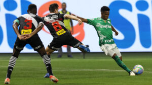 Estevão, do Palmeiras, se prepara para chutar (foto: Cesar Greco / Palmeiras)