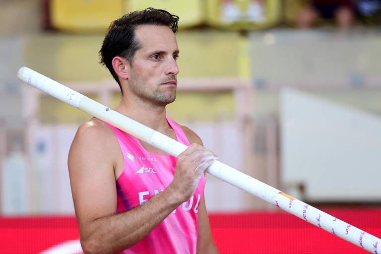 Renaud Lavillenie em prova de salto com vara em Mônaco em 2023 (foto: Clement Mahoudeau/AFP)