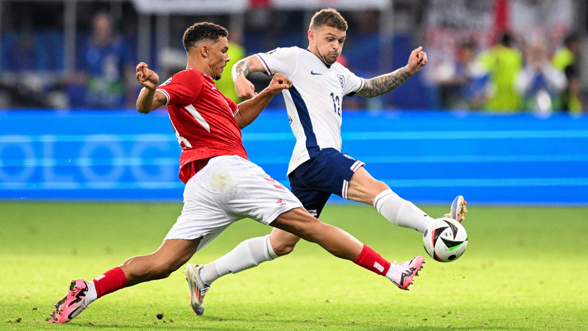 Disputa de bola durante a partida entre Inglaterra e Dinamarca, pela Eurocopa (foto: KIRILL KUDRYAVTSEV/AFP)