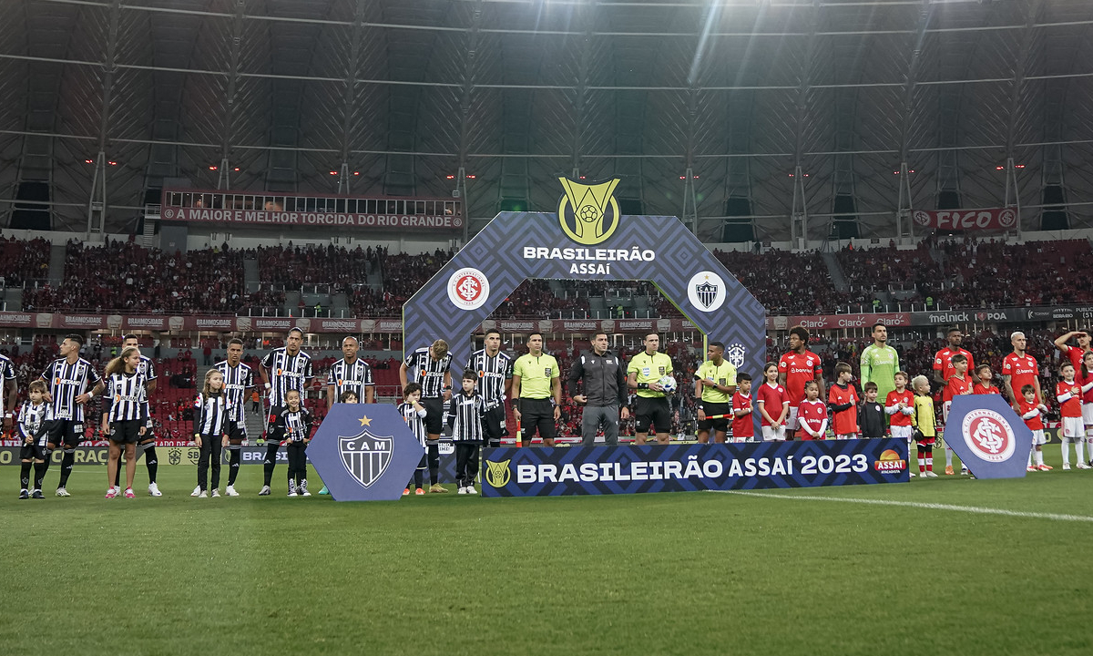 Jogadores de Atlético e Inter antes de jogo no Beira Rio (foto: Pedro Souza/Atlético)