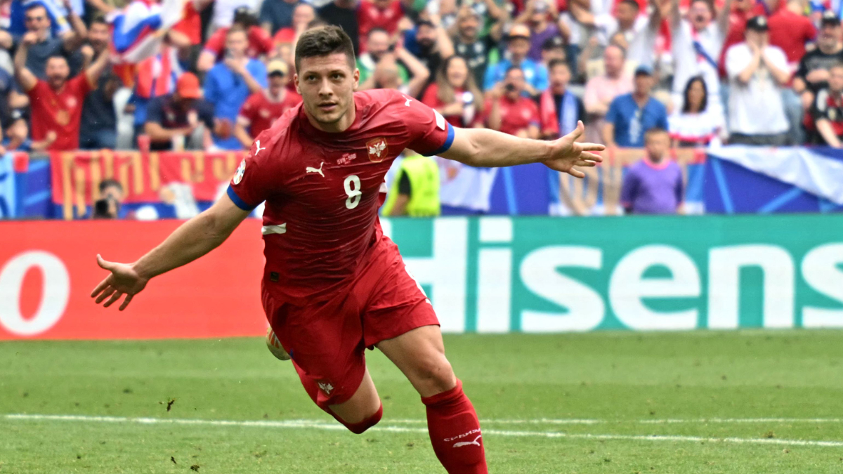 Atacante sérvio Luka Jović comemora gol marcado no último minuto para empatar a partida (foto: MIGUEL MEDINA/AFP)