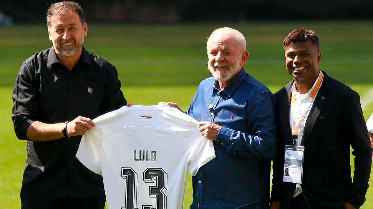 Lula posa com camisa do Corinthians ao lado de Augusto Melo (esquerda), presidente do clube, e Edilson (direita), ex-jogador do time paulista (foto: MIGUEL SCHINCARIOL/AFP)