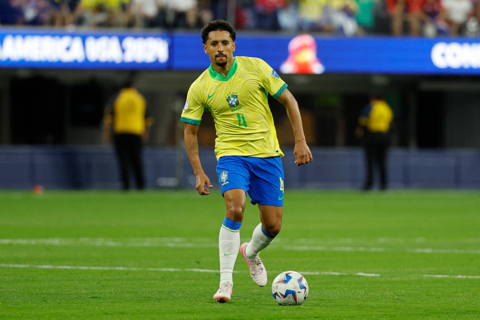 Marquinhos, da Seleção Brasileira, conduz a bola em jogo com a Costa Rica (foto: Kevork Djansezian/AFP)