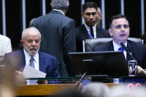 Após ampla rejeição, Pacheco se reúne com Lula para discutir MP da Compensação