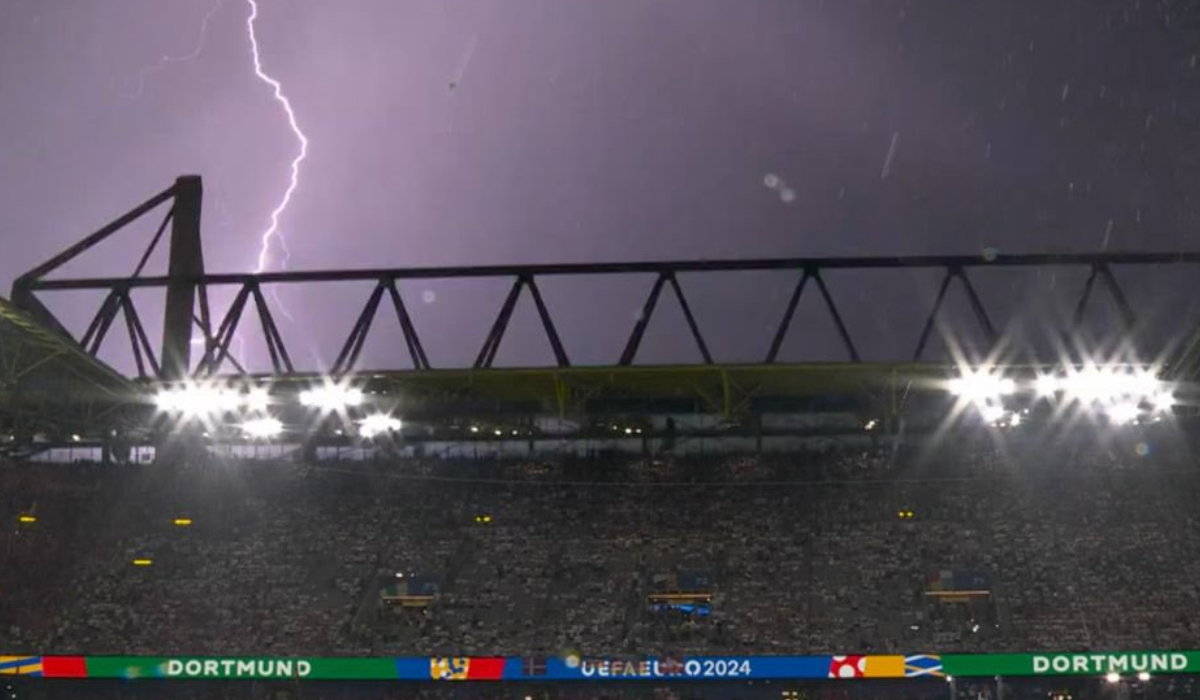 Raios atingiram os arredores do Signal Iduna Park (foto: Reprodução / SporTV)