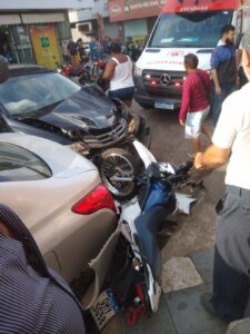 Motociclista fica ferido ao tentar cruzar avenida sem parar o veículo, em Ipatinga | Vales de Minas Gerais