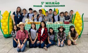 Estudantes de Governador Valadares participam de feira de empreendedorismo em colégio da cidade