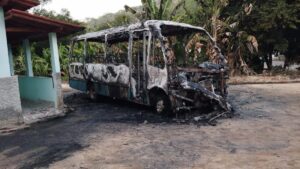 Três veículos são incendiados no Centro de Caraí