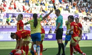 Expulsão de Marta durante o primeiro tempo de Brasil x Espanha (foto: Philippe LOPEZ / AFP)