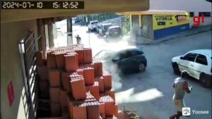 VÍDEO: homem escapa por pouco de carro desgovernado em Manhuaçu