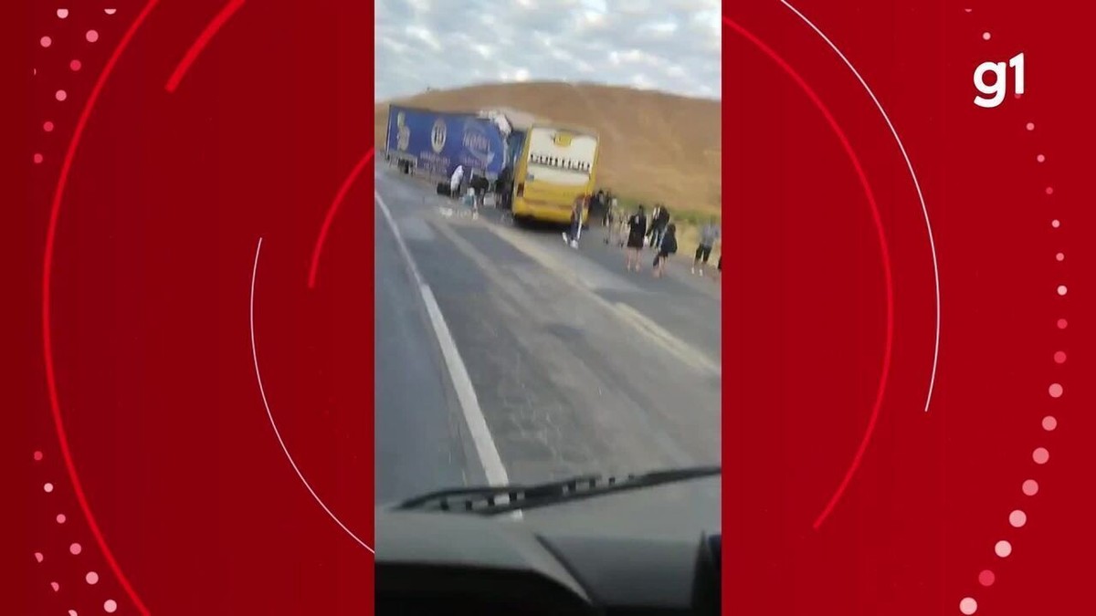 Batida frontal entre ônibus e carreta, na BR-116, no Leste de Minas, deixa mortos e feridos; vídeo