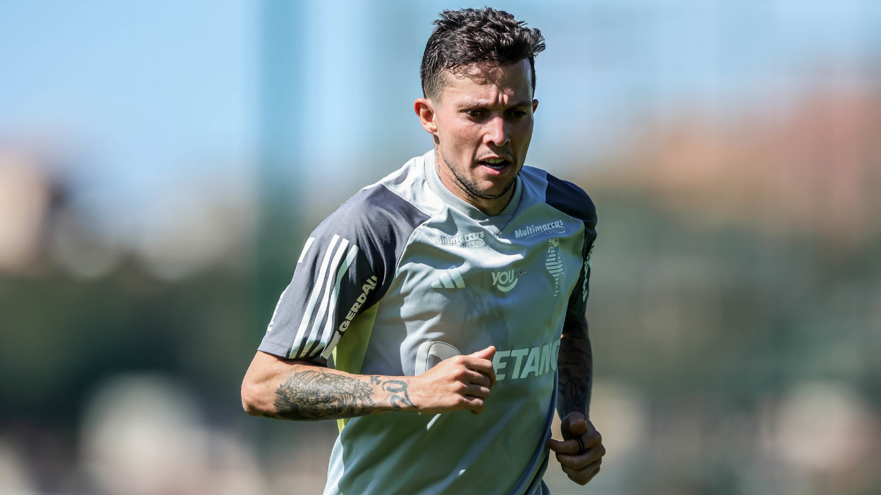 Bernard com a camisa de treino do Atl´teico - (foto: Pedro Souza/Atlético)