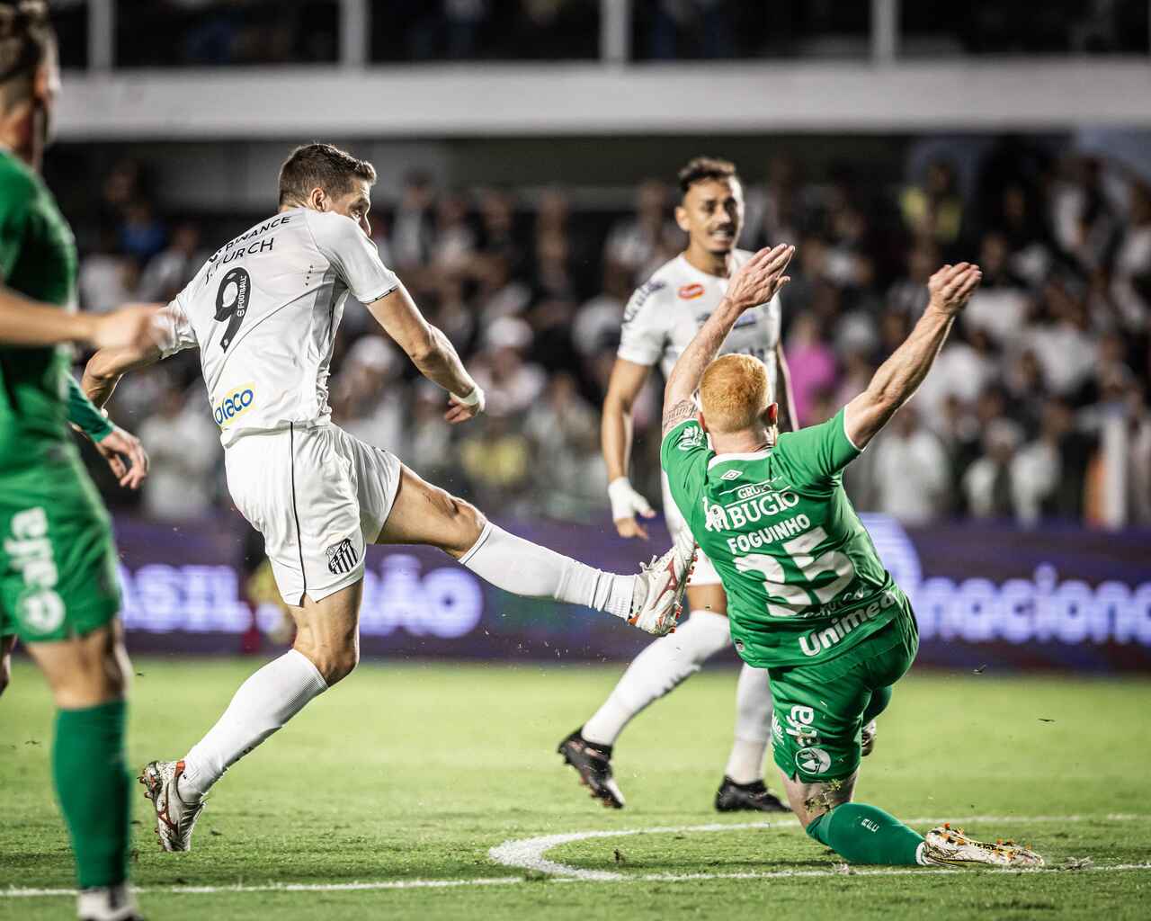 Santos vence Chapecoense no fim e sobe na tabela da Série B