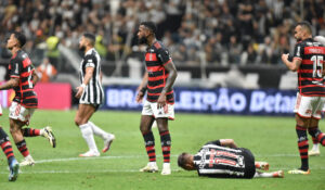 Diretor do Flamengo reclama de atuação do VAR em jogo contra o Atlético