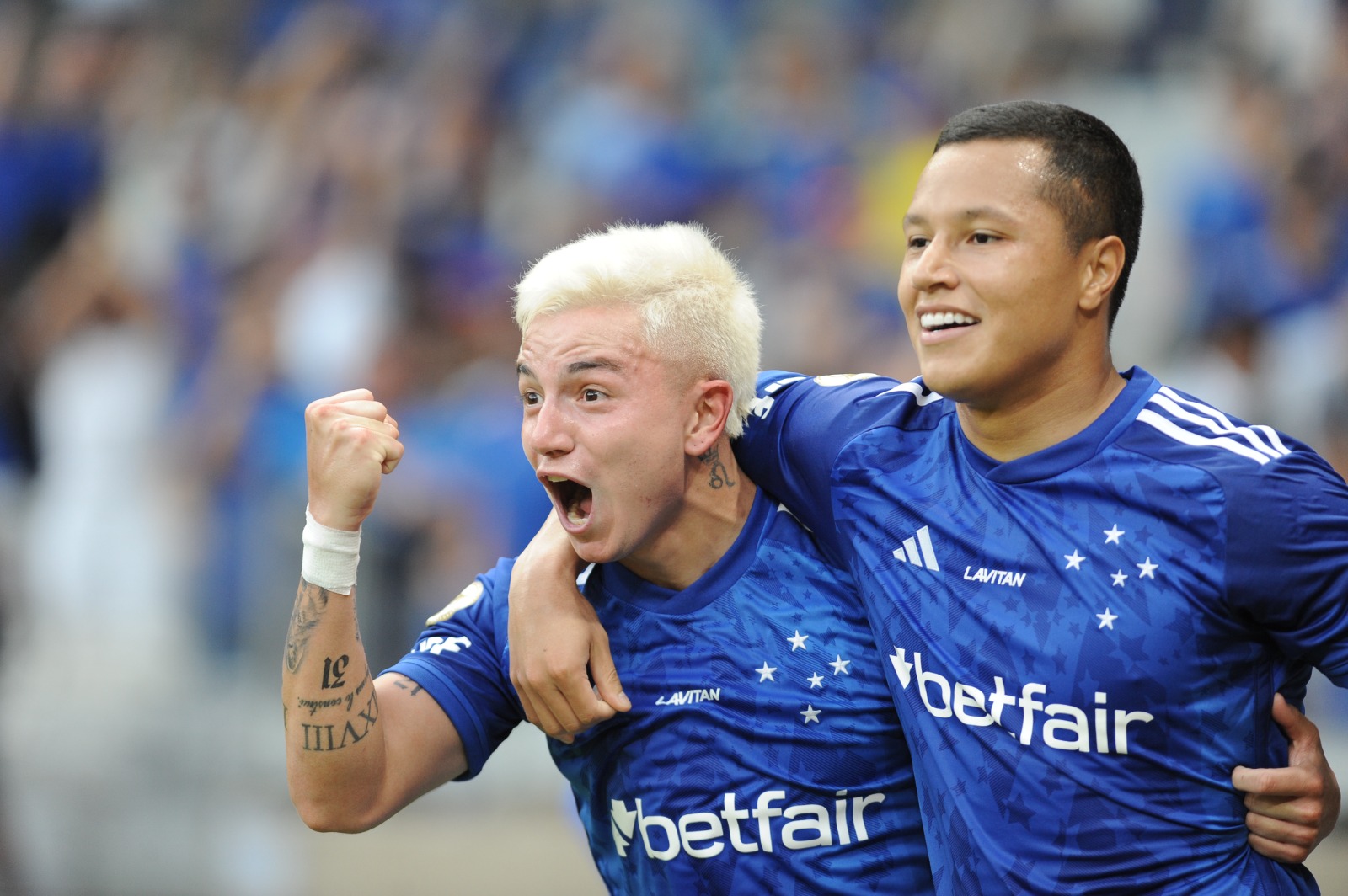 Barreal comemora com Marlon o segundo gol do Cruzeiro no jogo contra o Corinthians - (foto: Alexandre Guzanshe/EM/D.A Press)