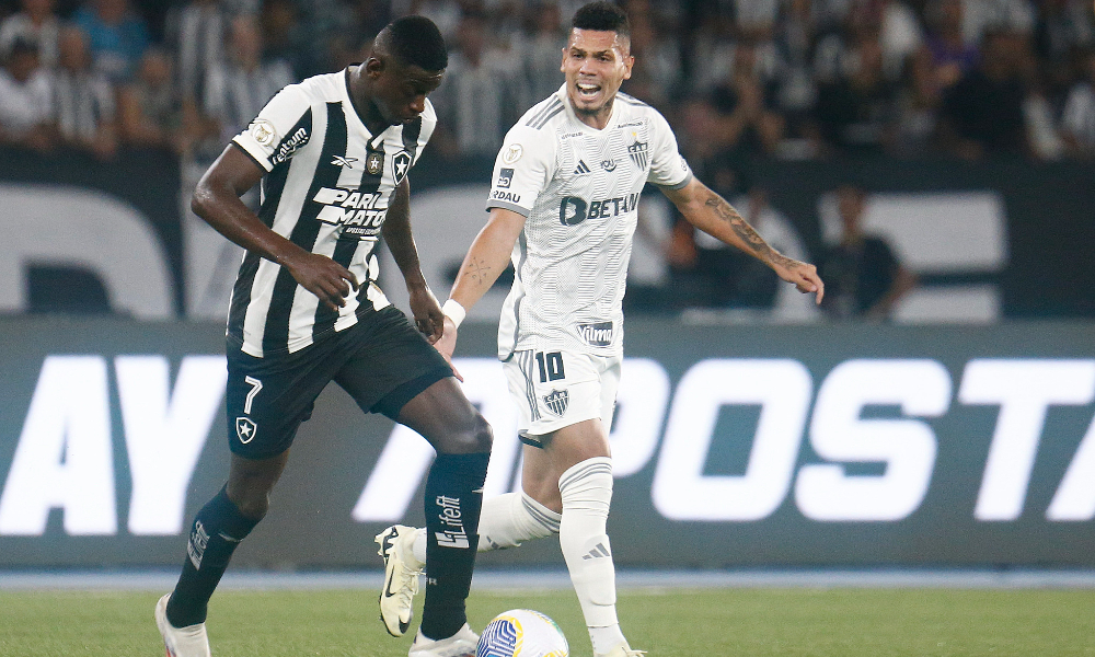 Atlético vacila na defesa, perde para o Botafogo e se distancia do G6 no Brasileiro