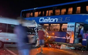 Van que voltava de BH após Cruzeiro x Corinthians bate em ônibus; três morrem