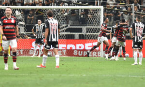 Atlético chega a 10 jogos seguidos levando gol e tem defesa de Z4 no Brasileiro