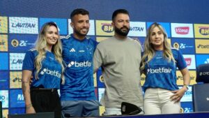 Reforço do Cruzeiro adiou lua de mel para assinar com o clube