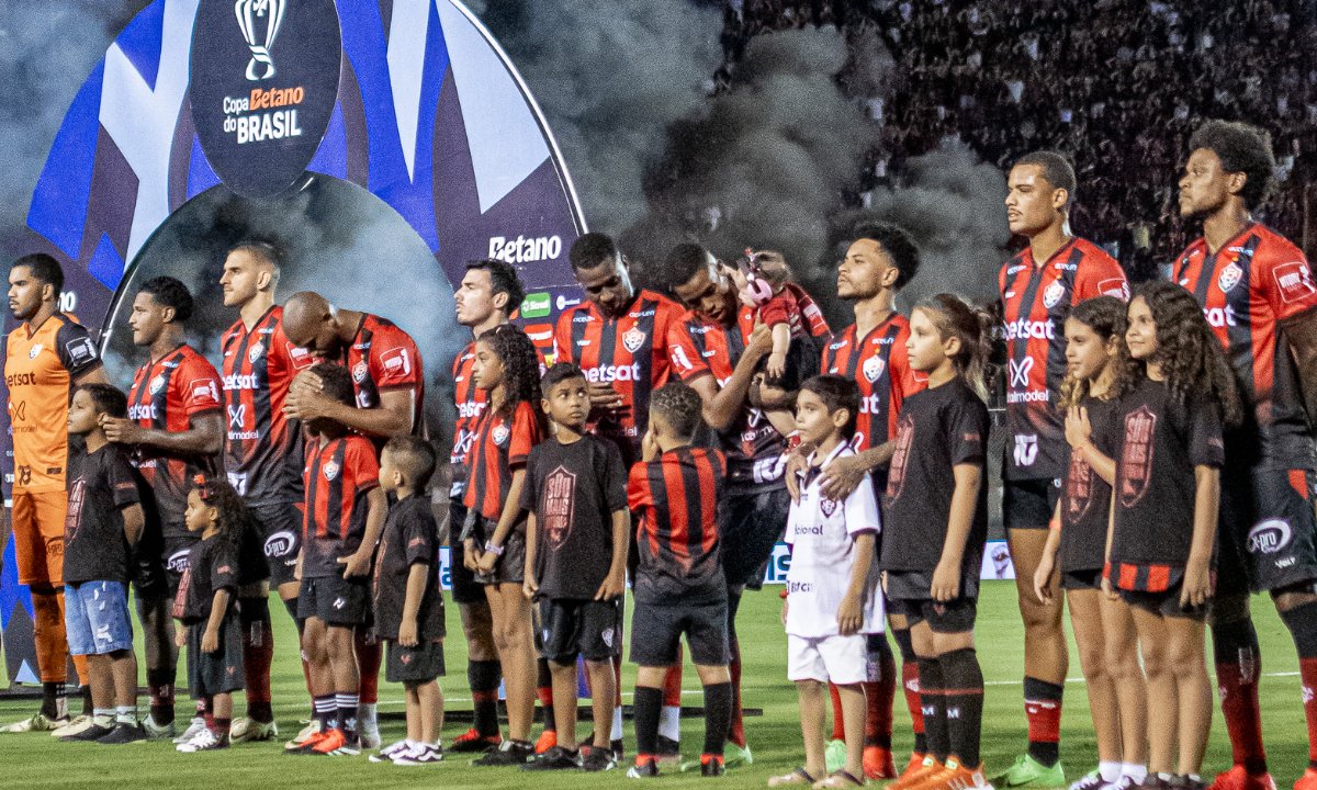 Presidente do Vitória se pronuncia sobre jogadores que apanharam em bar