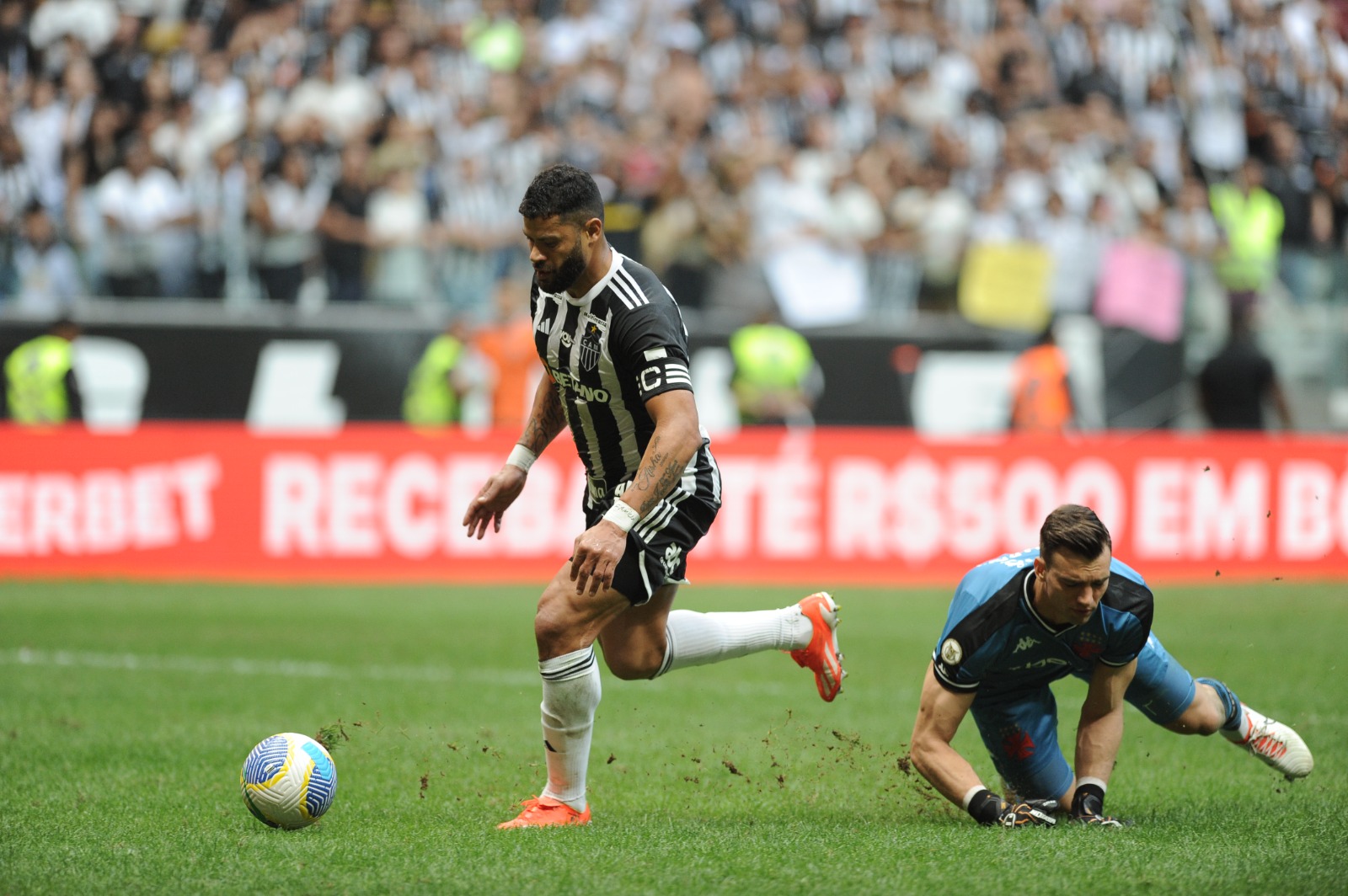 Hulk teve gol livre em lance em que também contou com a sorte diante do Vasco - (foto: Alexandre Guzanshe/EM/D.A Press)