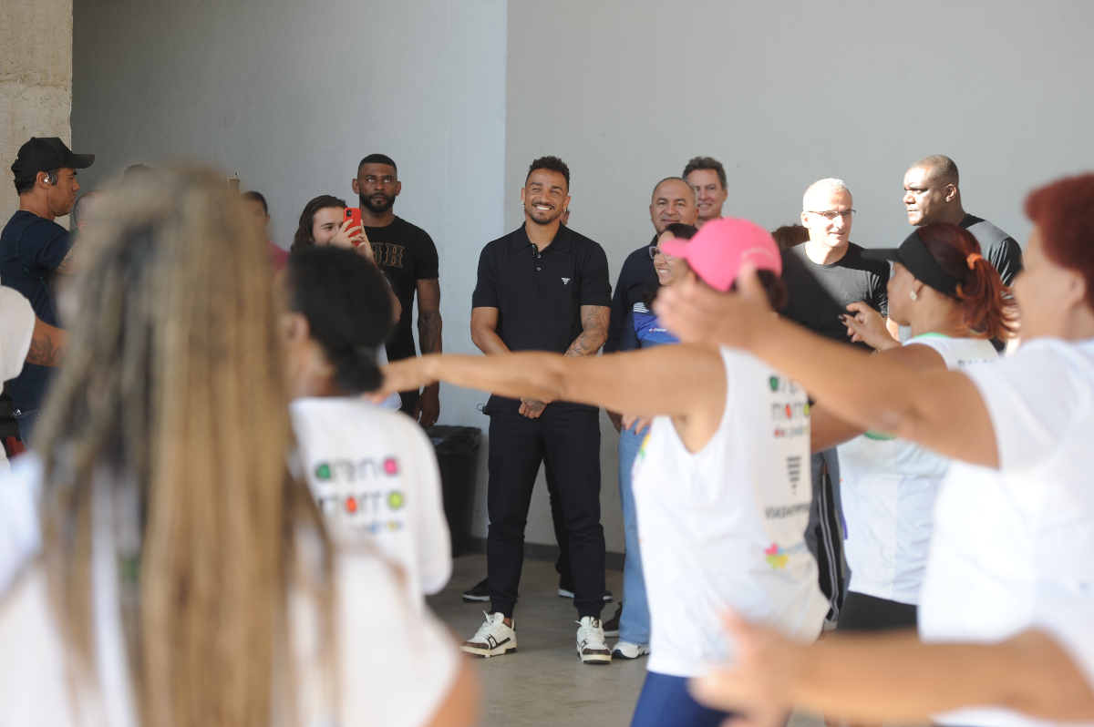 Danilo assiste a apresentação da turma de zumba na Arena Morro das Pedras